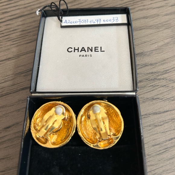 VINTAGE CHANEL GOLD CRYSTAL QUILTED CLIP-ON EARRINGS - Picture 5 of 11